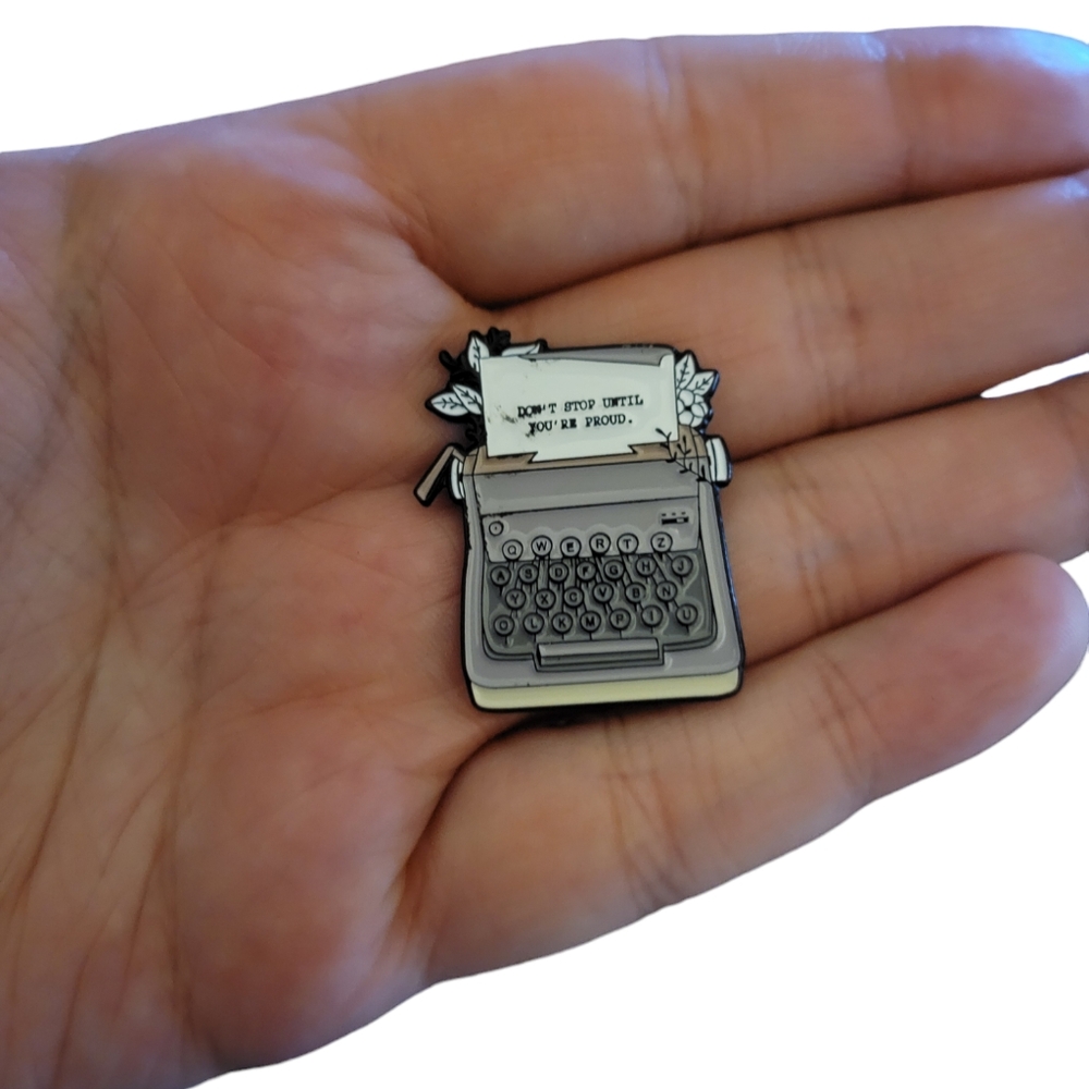 Typewriter enamel pin - Picture 1 of 3